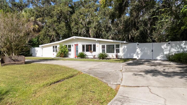 Property Photo: 5327 Angeles Avenue FL 34235