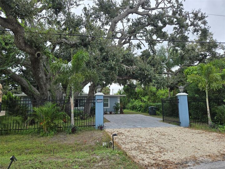 Property Photo:  1112 Sunset Avenue  FL 34275 