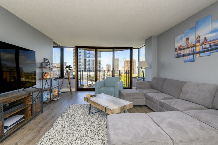 Property Photo: 929 N Astor St 807 WI 53202