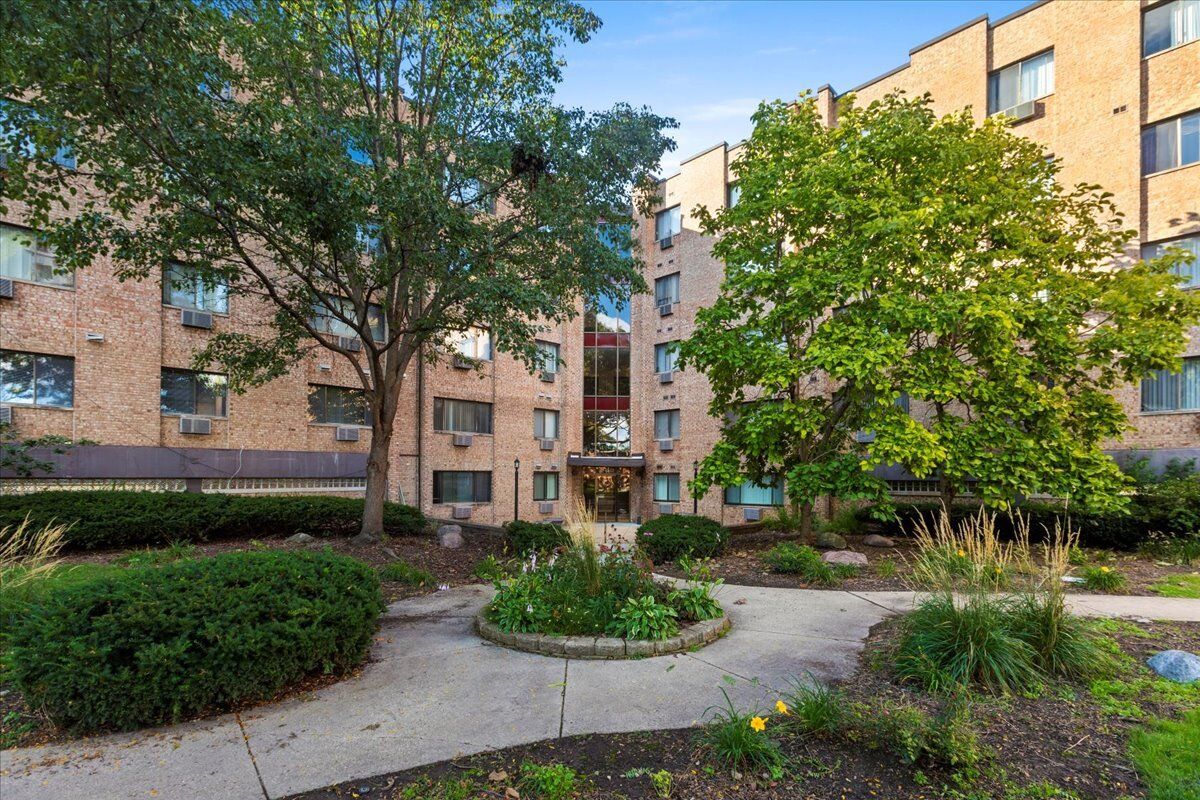 Property Photo:  5348 N Cumberland Avenue 206  IL 60656 