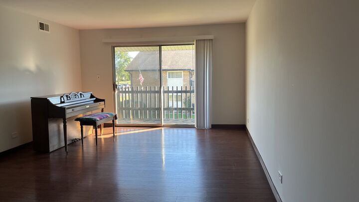 Property Photo: 14B Kingery Quarter 207 IL 60527