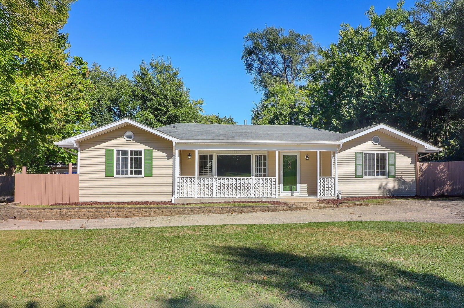 Property Photo: 513 Conant Avenue IL 60435