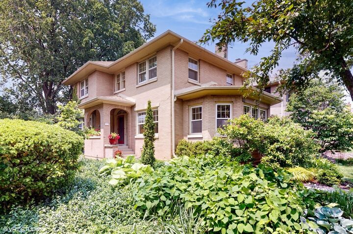Property Photo: 1009 N Oak Park Avenue IL 60302