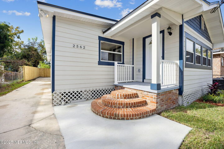 Property Photo: 2562 Summit Street FL 32204