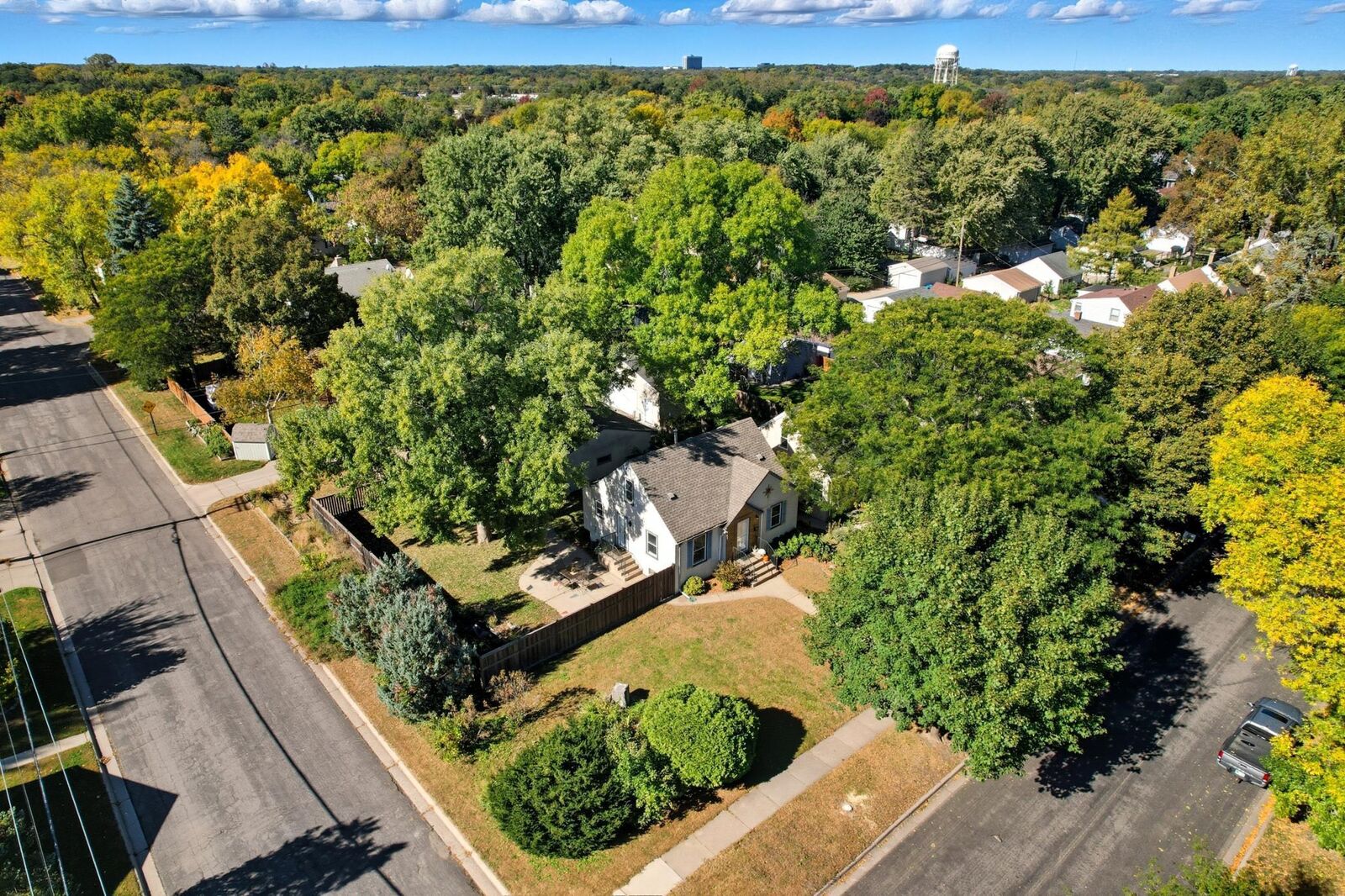 Property Photo: 2852 Hampshire Avenue S MN 55426