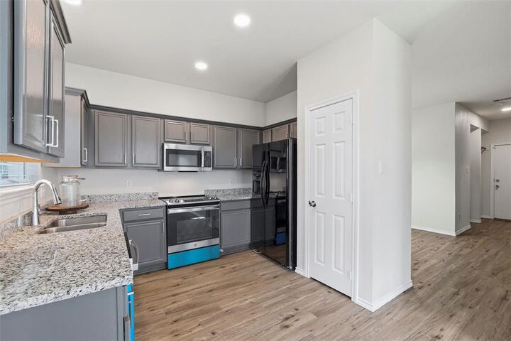 Property Photo:  1010 Hayworth Avenue  TX 75137 