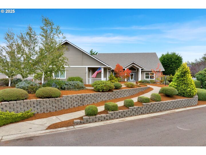 Property Photo: 2332 Rosemary Ct OR 97439