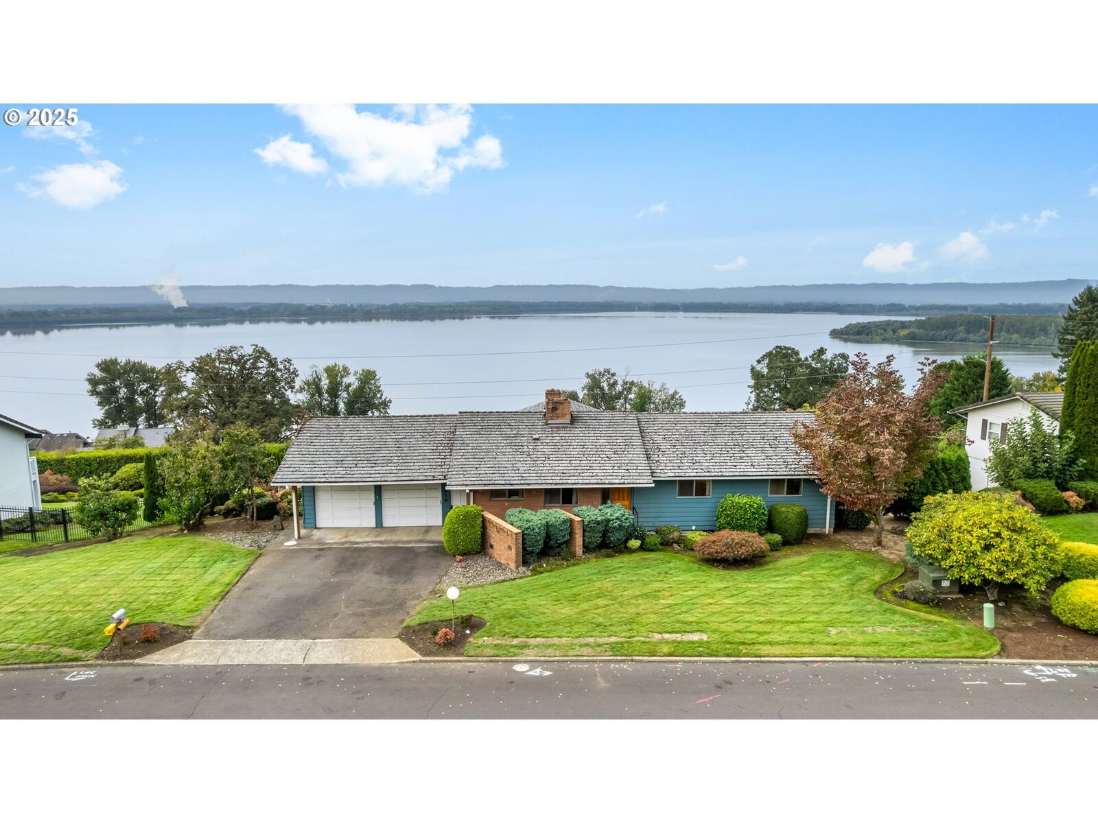 Property Photo:  8916 NW Lakecrest Ave  WA 98665 