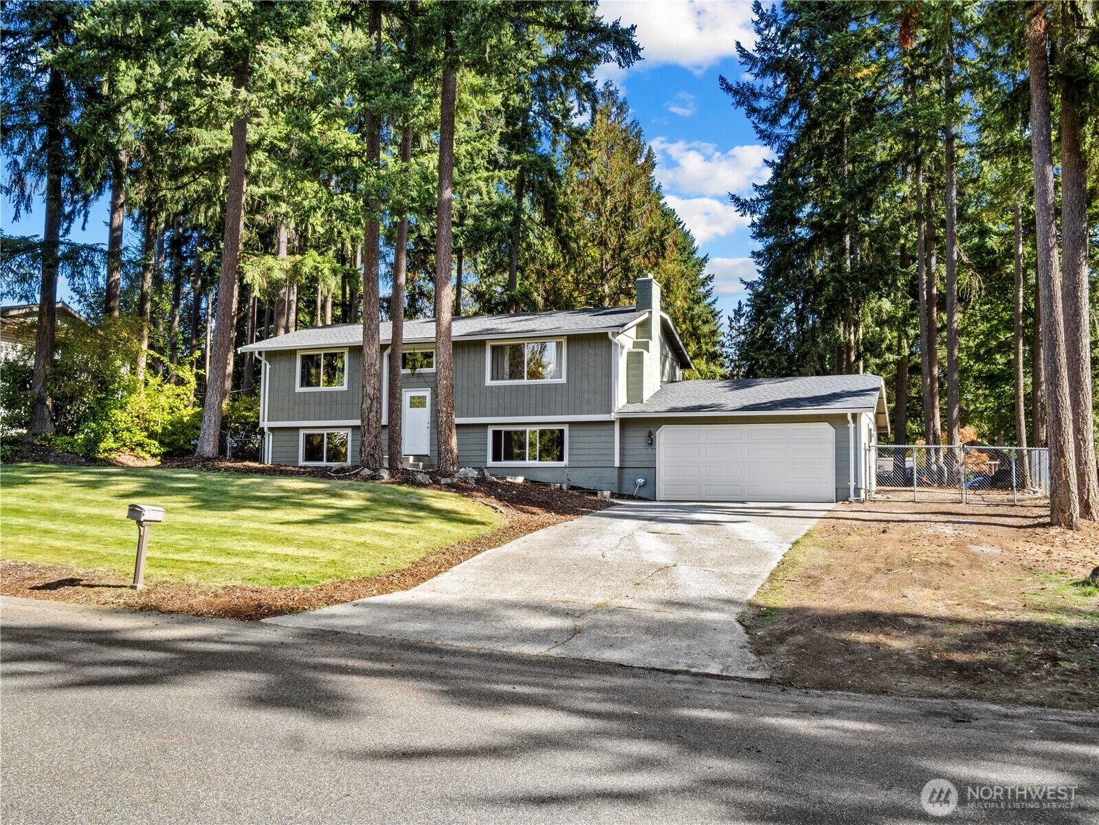 Property Photo: 2303 Cherokee Boulevard WA 98374