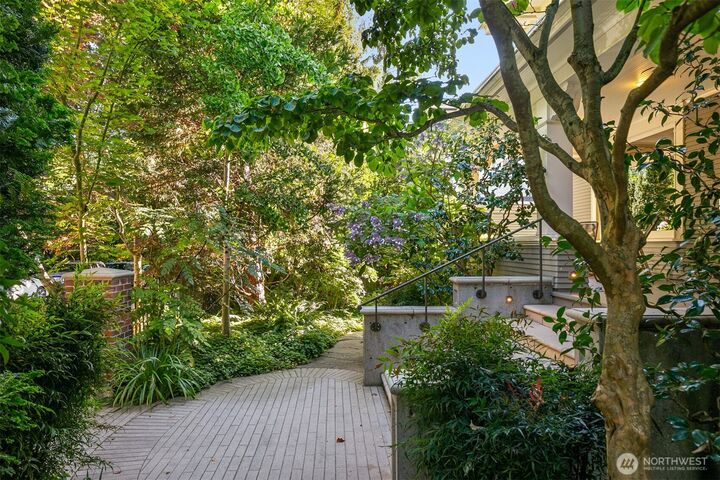 Property Photo: 1065 Summit Avenue E WA 98102