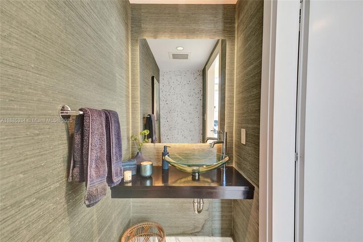 Property Photo:  200 Biscayne Boulevard Way 505  FL 33131 