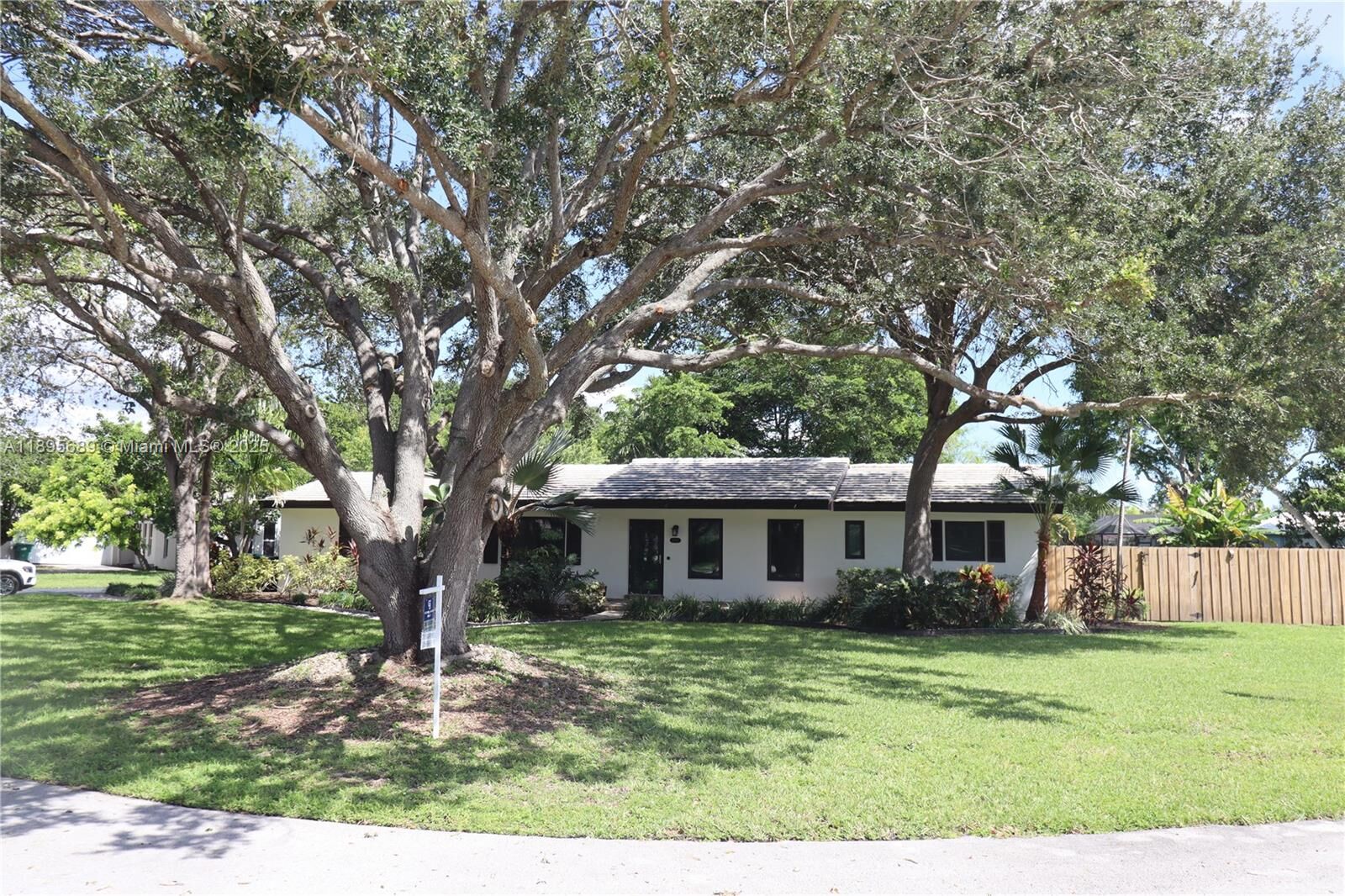 Property Photo: 17191 SW 85th Ave FL 33157