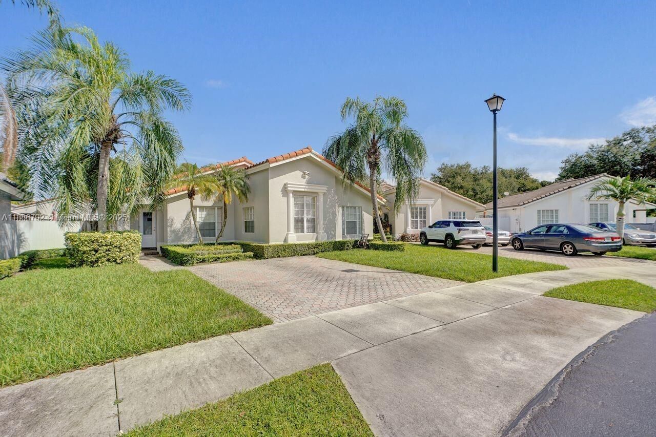 Property Photo: 16451 SW 98th Ter FL 33196