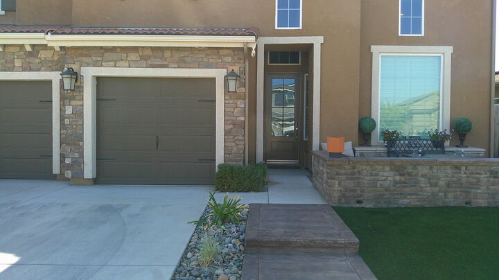 Property Photo: 1621 W Sedona Avenue CA 93291