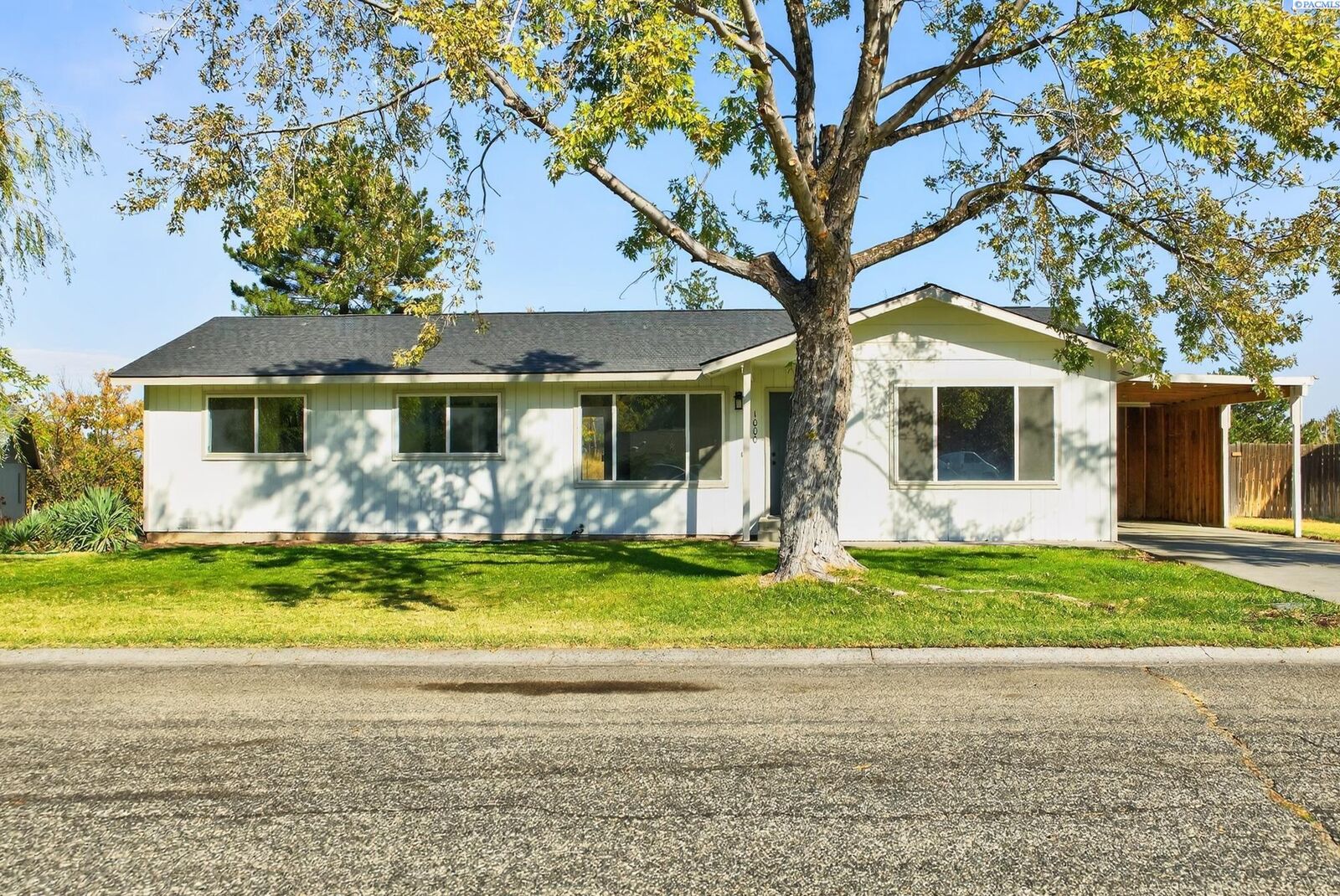 Property Photo:  1000 Burgundy Pl  WA 99350 
