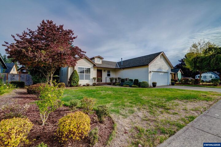 Property Photo: 1537 Hummingbird Ln OR 97383