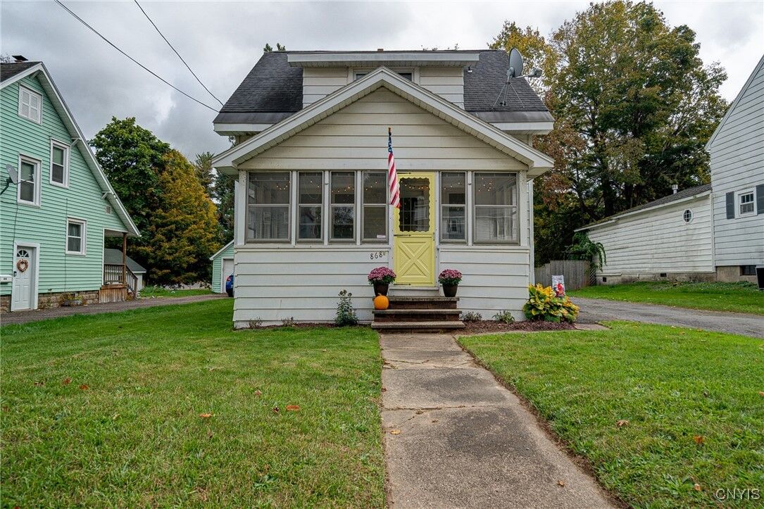 Property Photo:  868 Oneida Street  NY 13069 