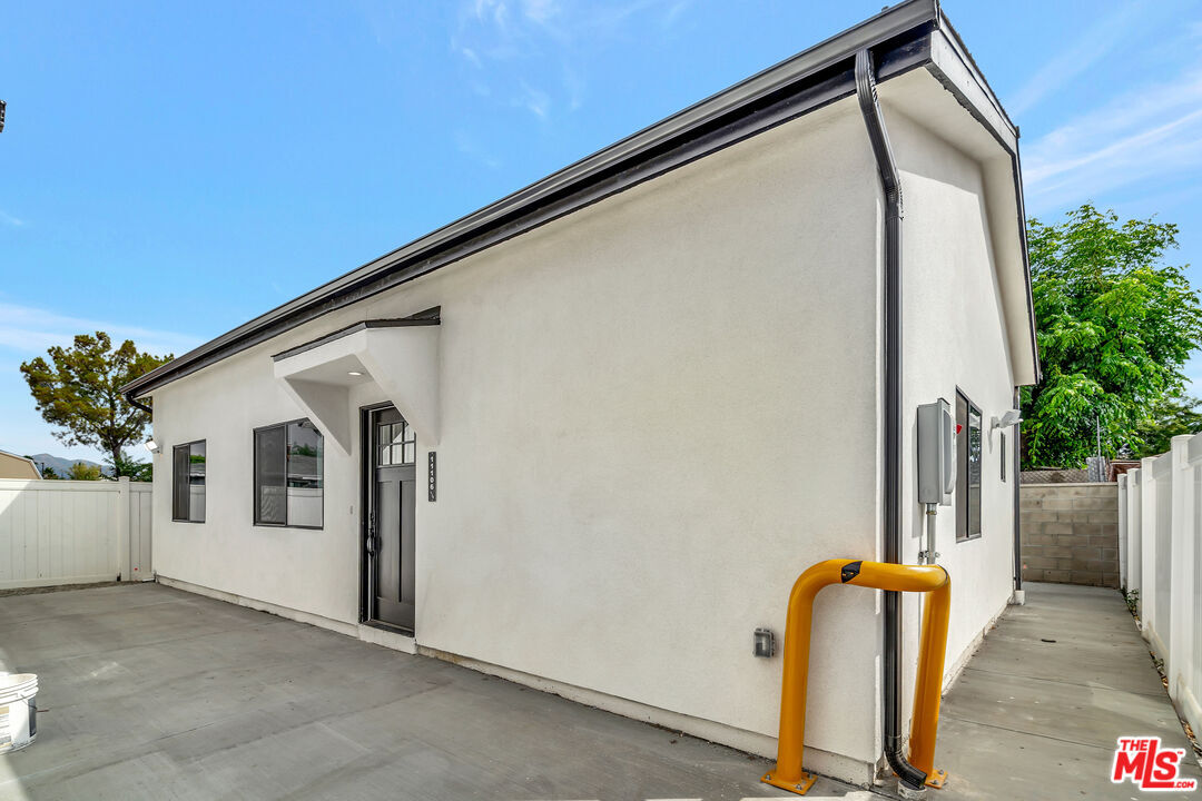 Property Photo: 11108 Norris Ave CA 91331