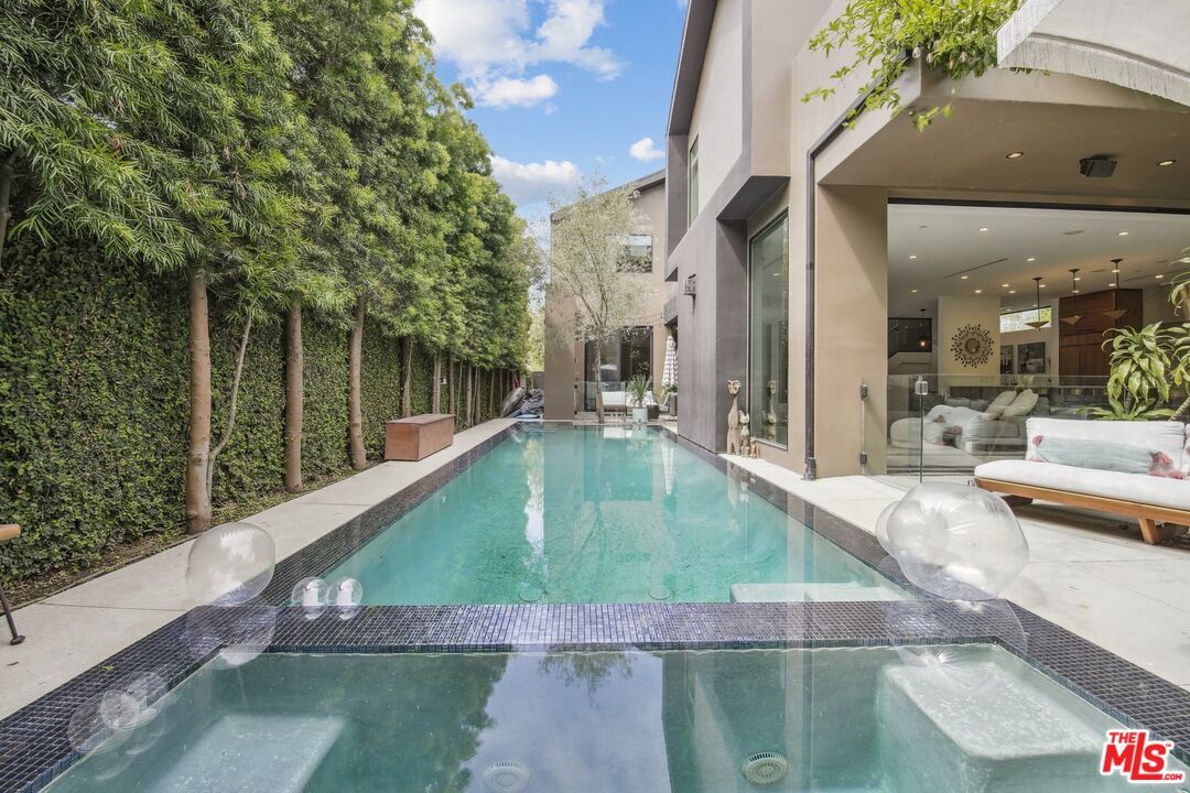 Property Photo:  1506 Walnut Ave  CA 90291