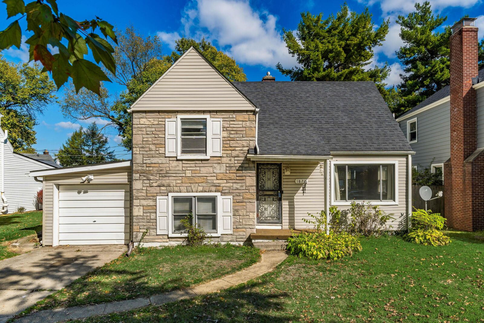 Property Photo: 1872 Greenway S Avenue OH 43219