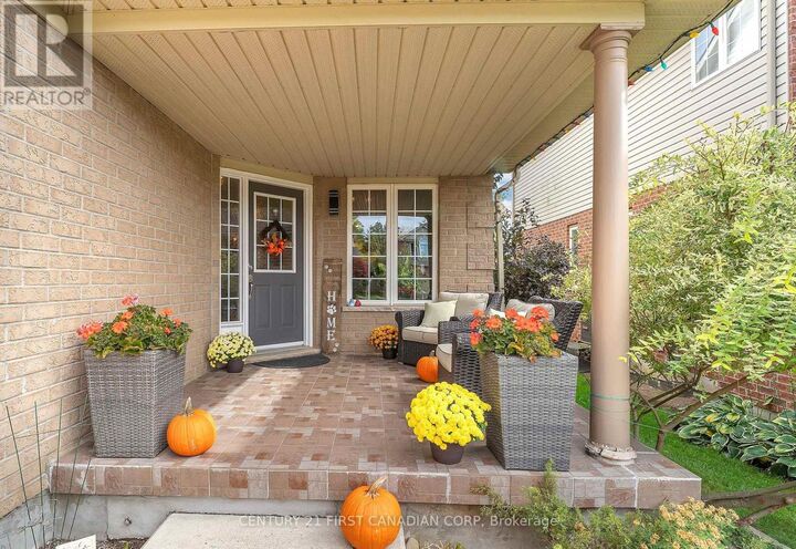 Property Photo: 916 Cresthaven Crescent ON N6K 4W1