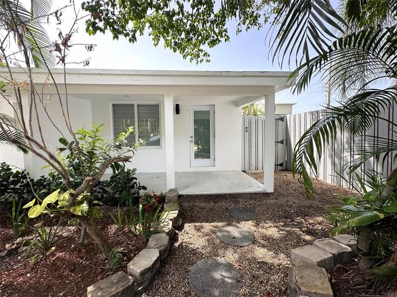 Property Photo: 2201-3 NE 9th Ave 3 FL 33305