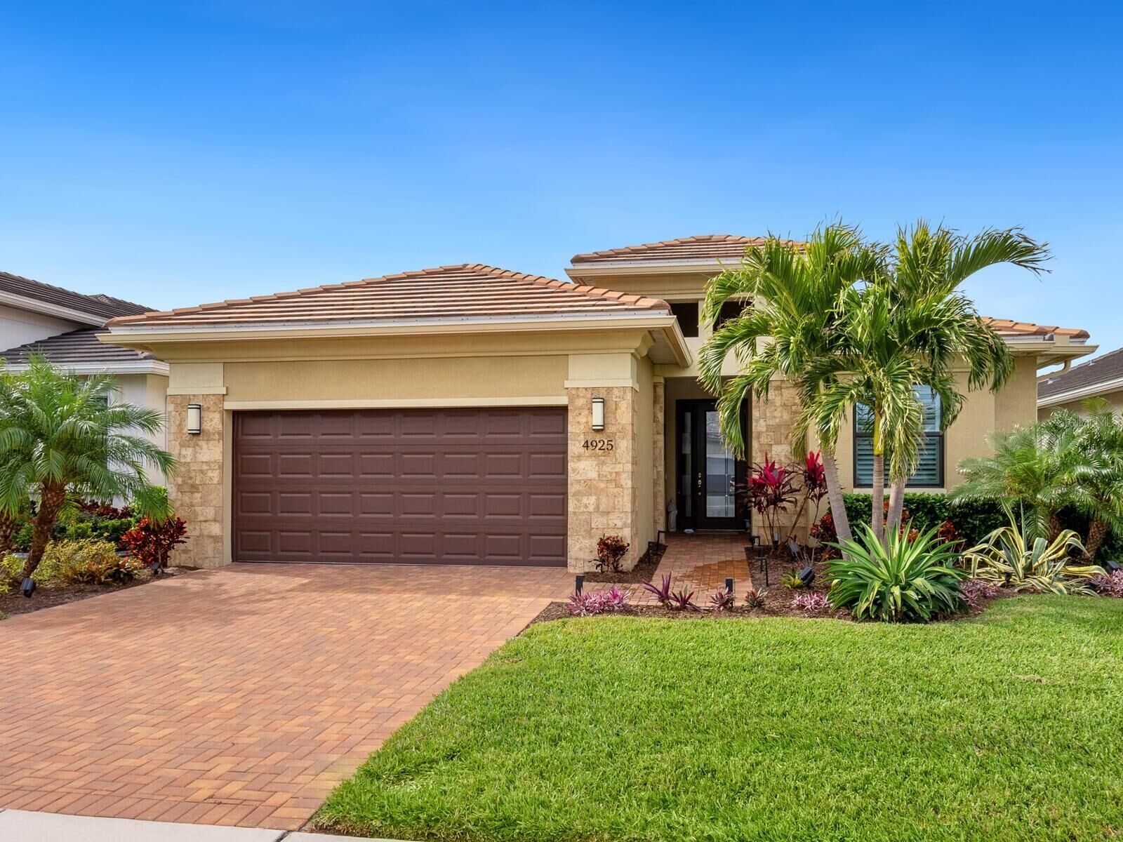 Property Photo: 4925 Surfside Circle FL 34211