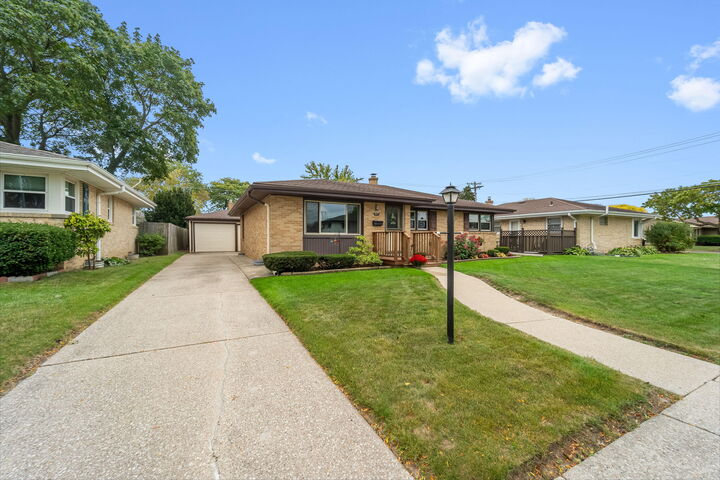 Property Photo: 917 Coronada Dr WI 53402
