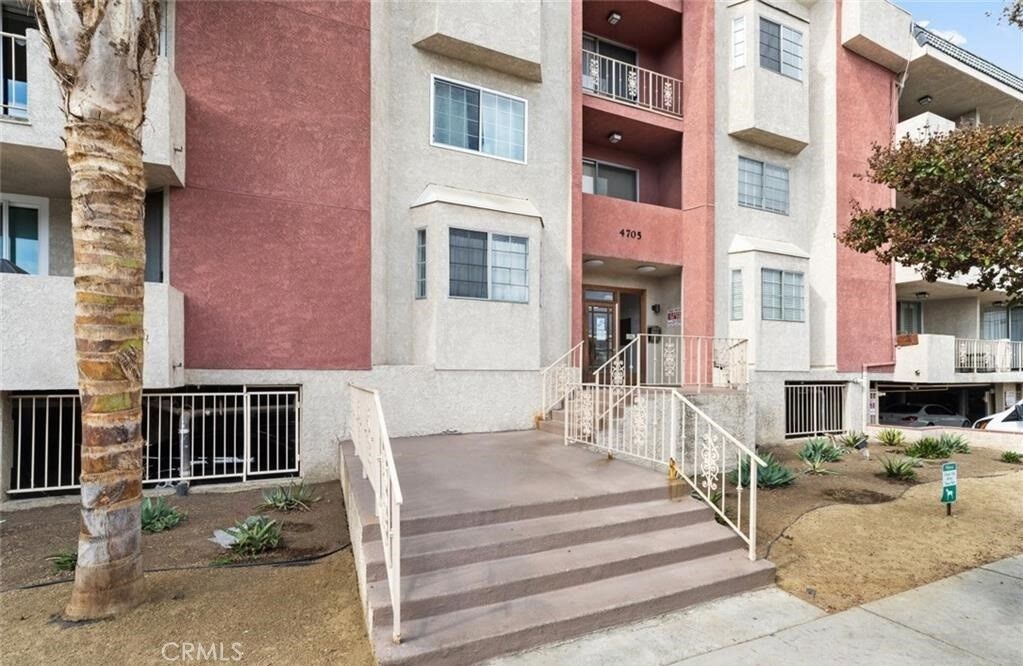 Property Photo: 4705 Kester 209 CA 91403