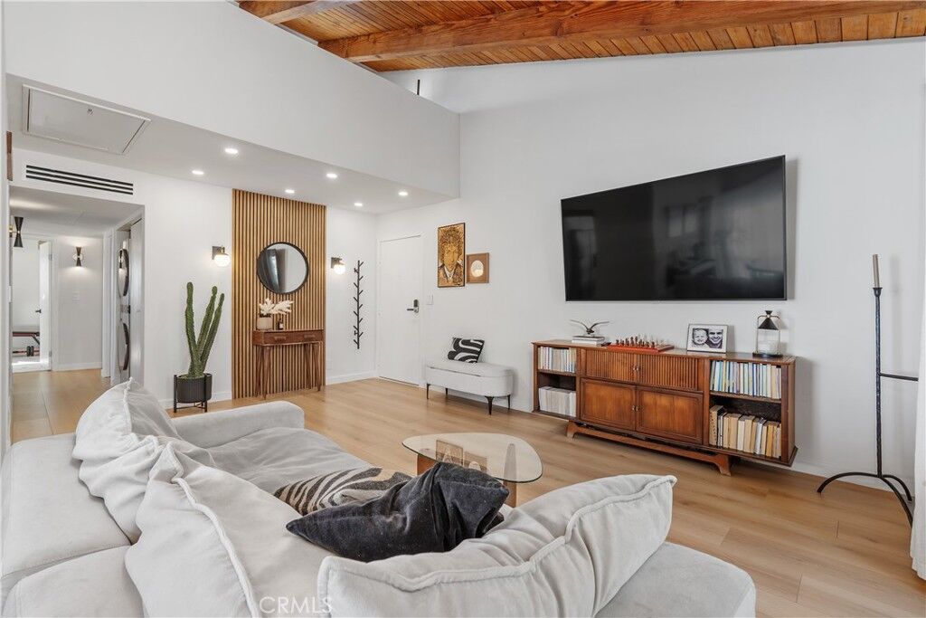 Property Photo:  20134 Leadwell St 218  CA 91306