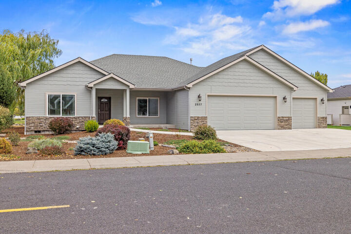 Property Photo:  2937 Front Street  OR 97601 