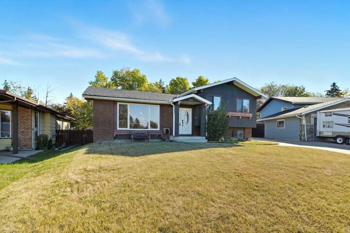 Property Photo: 21 Cunningham Crescent AB T4P 2S2