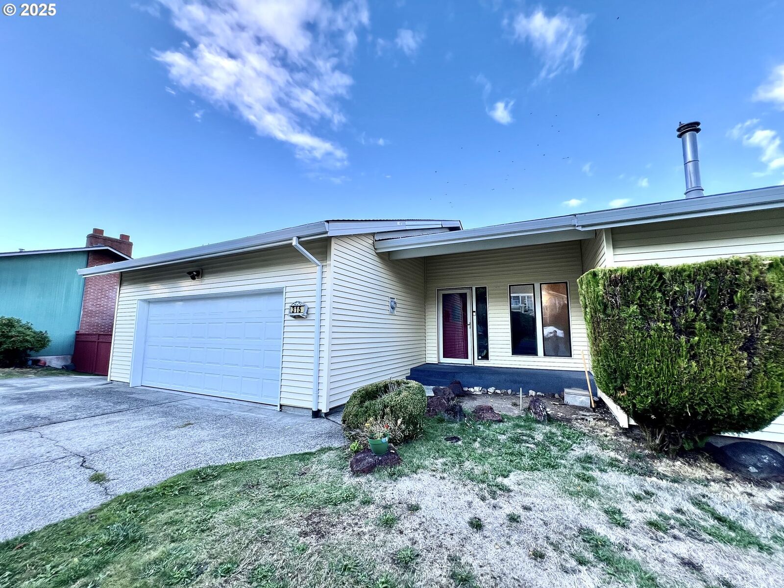 Property Photo: 315 W D St OR 97048