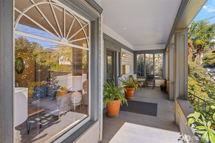 Property Photo: 1733 15th Avenue 203 WA 98122