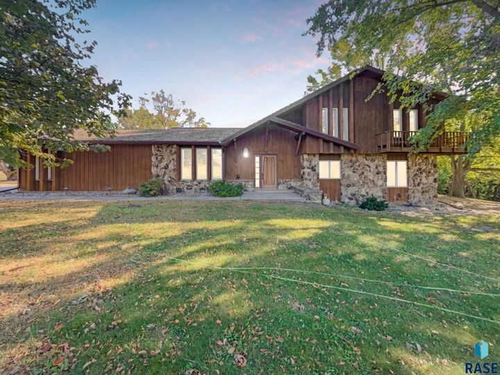 Property Photo: 902 N Broadway Ave SD 57043