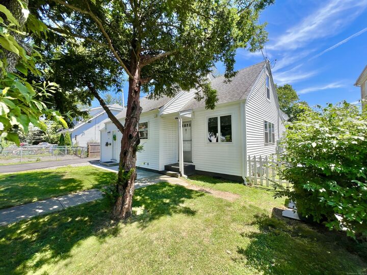 Property Photo:  33 Elm Tree Place Front House  CT 06906 