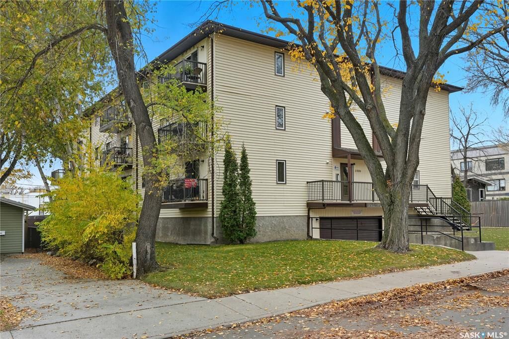 Property Photo: 1006 9th Street E 204 SK S7H 0N2