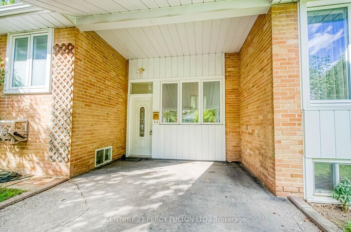 Property Photo:  73 Berkinshaw Crescent  ON M3B 2T1