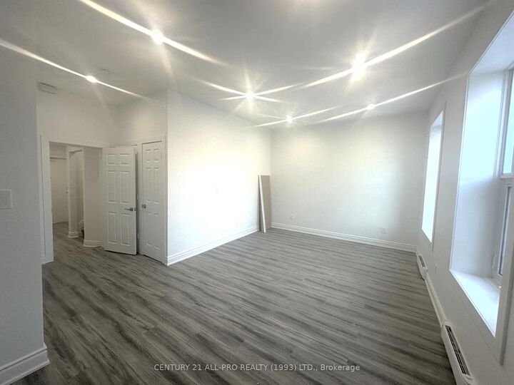 Property Photo:  82 King Street W Unit 2  ON K9A 2M3