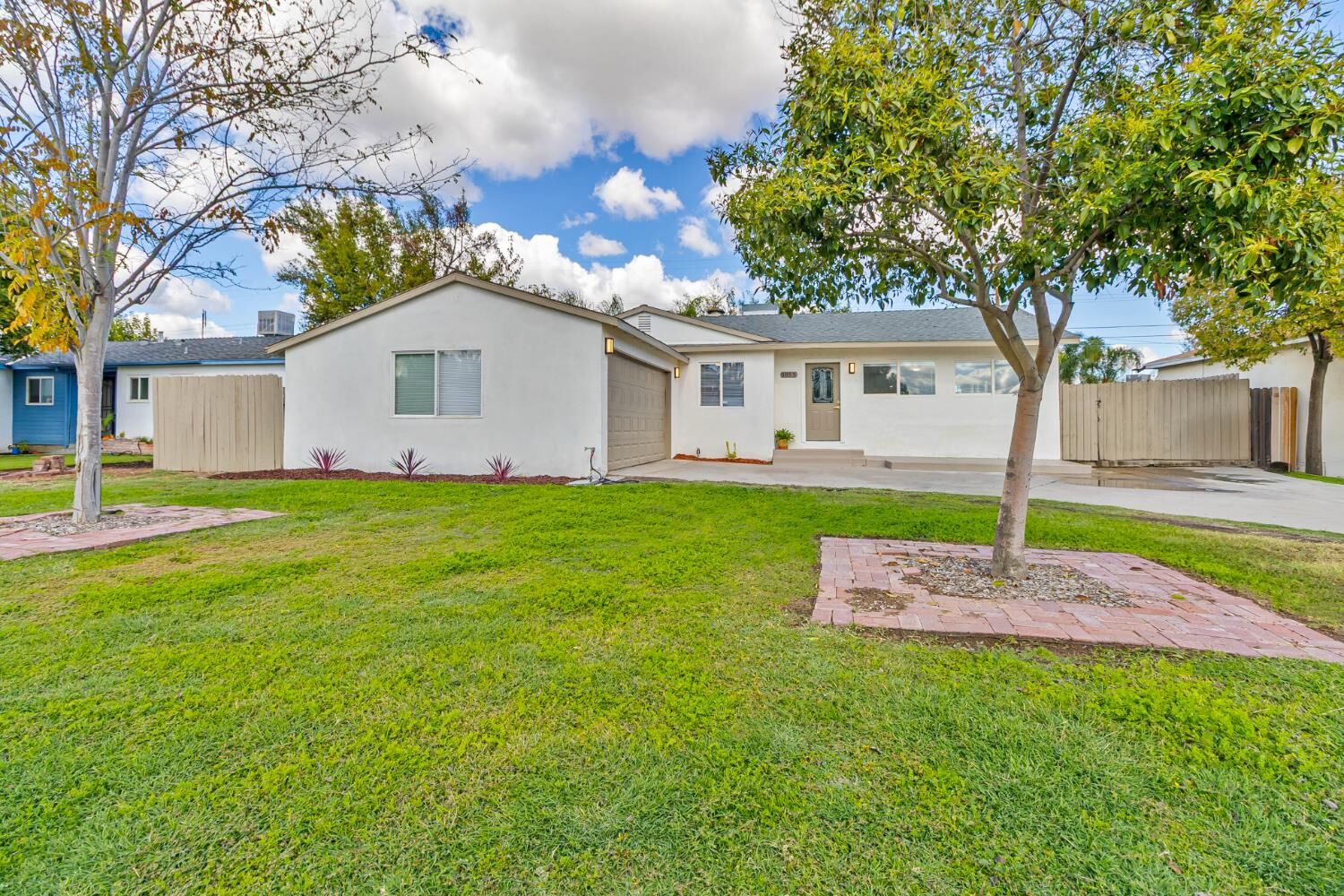 Property Photo: 5053 E Lamona Avenue CA 93727