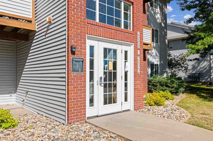 Property Photo: 2512 Rushmore Dr IA 52246