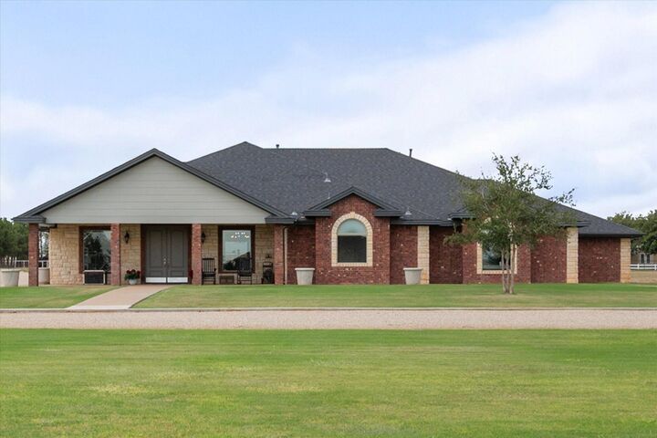 Property Photo: 1026 Willow Road TX 79381