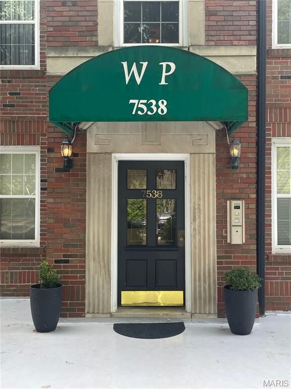 Property Photo: 7538 Wydown Boulevard 1A MO 63105