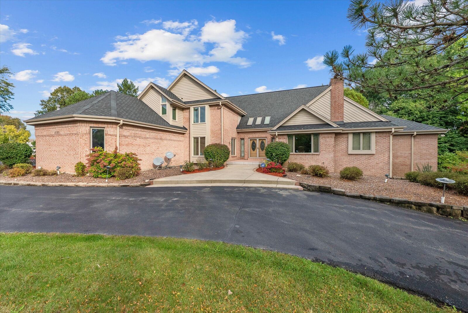 Property Photo: 4580 Somerset Ln WI 53045