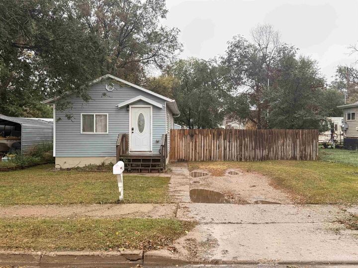 611 14th St SE  Minot ND 58701 photo