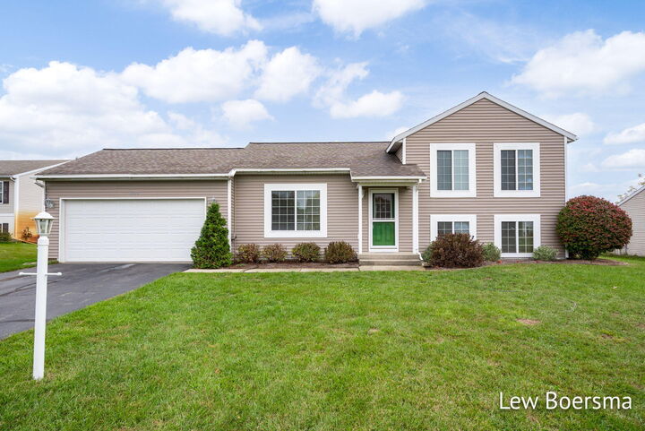 Property Photo:  14692 Ivorystone Drive NE  MI 49319
