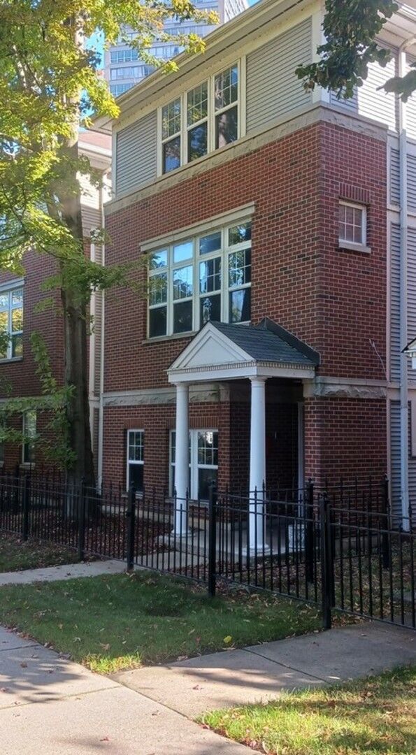 Property Photo: 4922-B S Cornell Avenue IL 60615