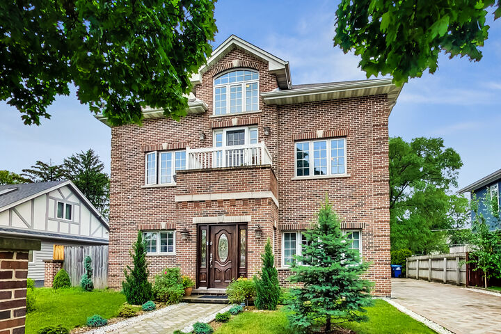 Property Photo: 2609 Eisenhower Drive IL 60018