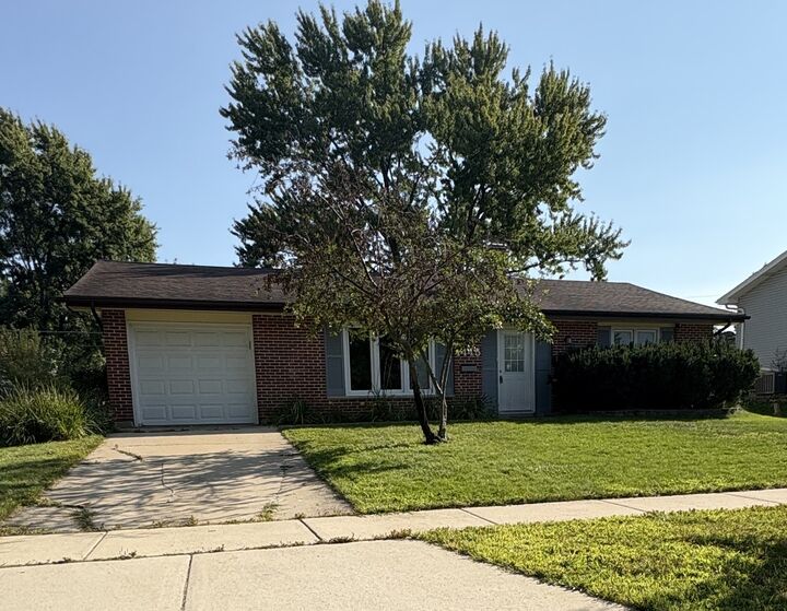 Property Photo: 1445 Nottingham Lane IL 60169