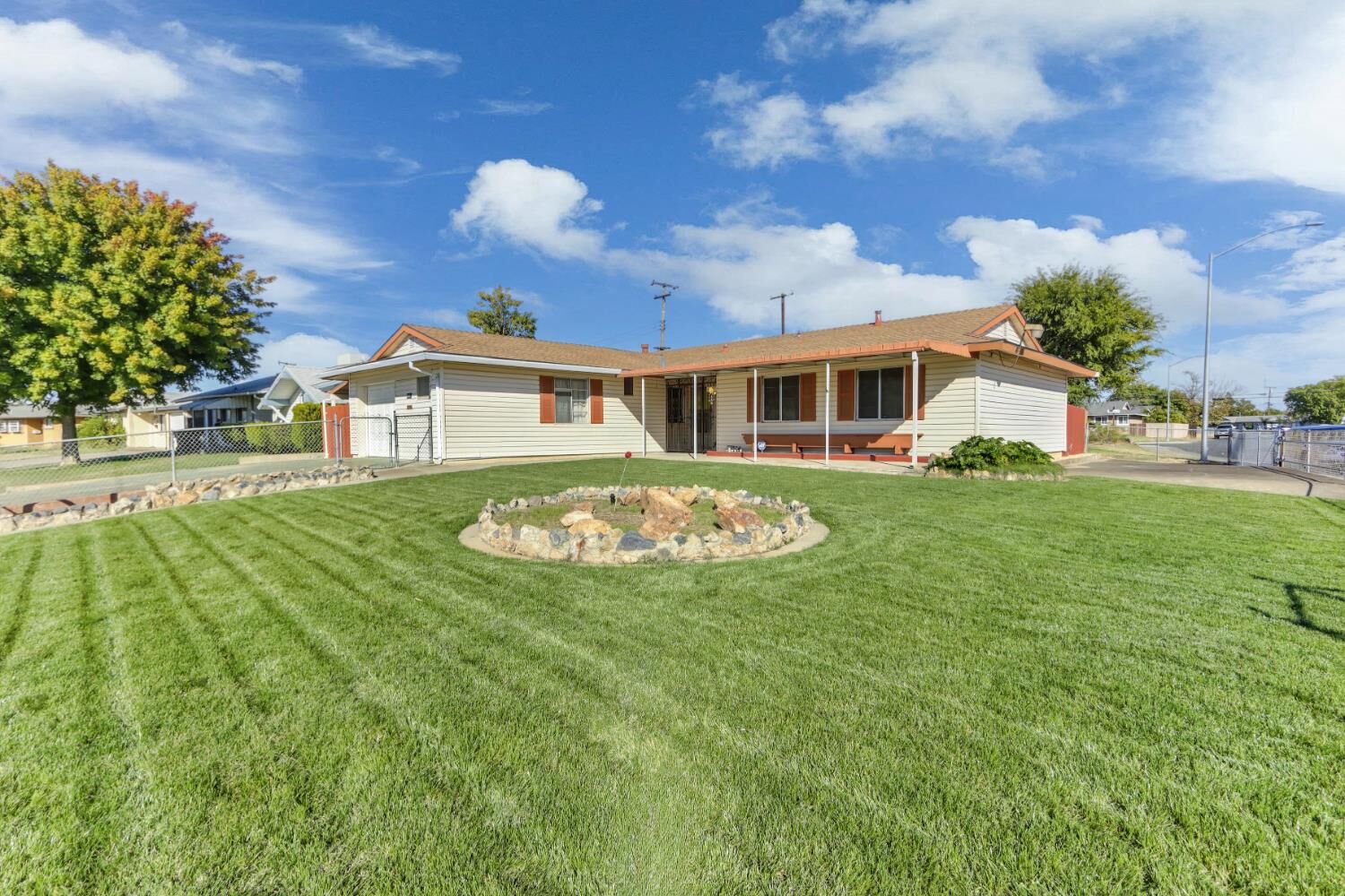Property Photo: 6837 Southwood Way CA 95828